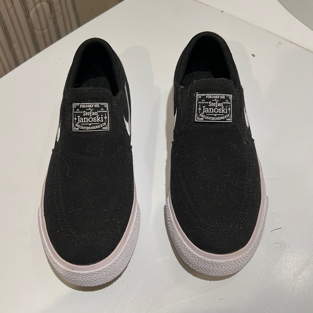 New! Janoski nike slip on skate board shoes size 4